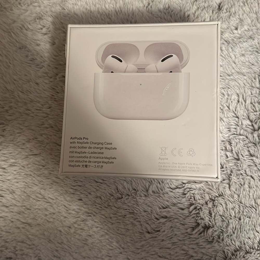 AirPods - Picture 2 of 4